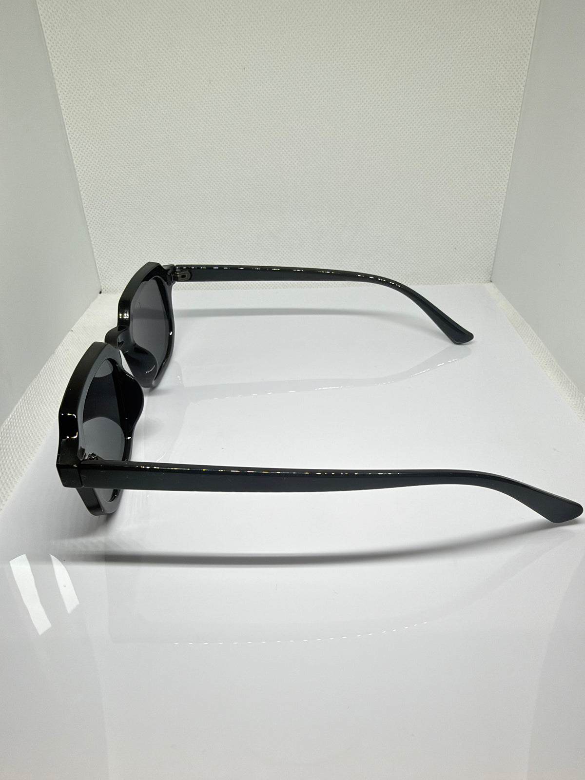 Oslo black sunglasses with a structured rectangular frame