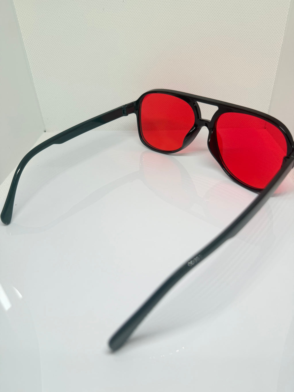 Rouge – Black & Red Retro Sunglasses