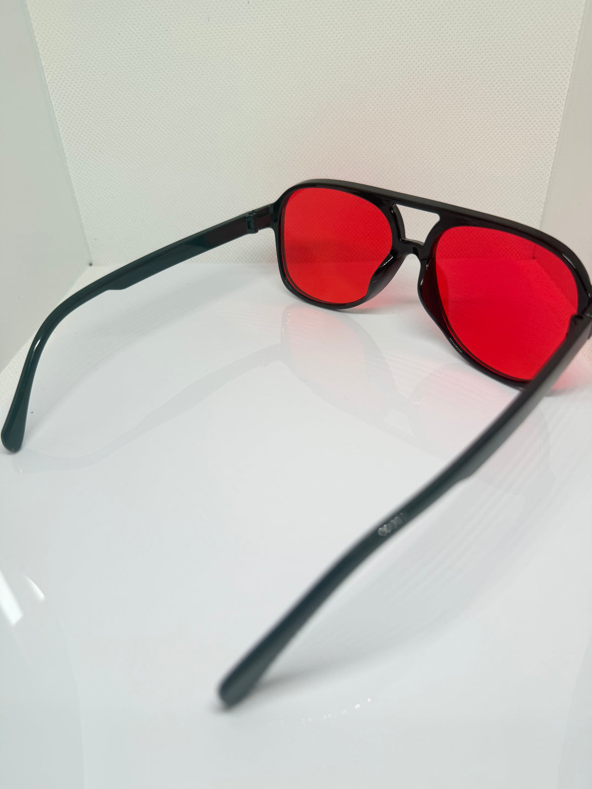 Rouge – Black & Red Retro Sunglasses