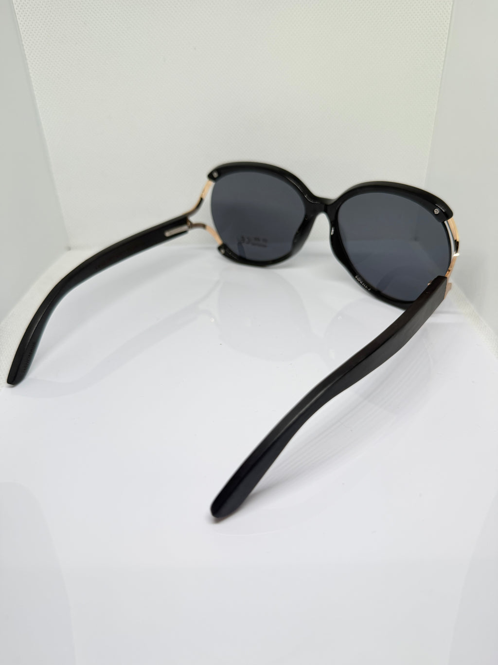 Froste Sorrento round sunglasses with black lenses and gold details