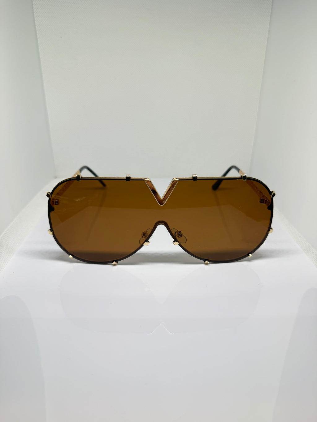 Sienna brown oversized sunglasses with gold V-detail by Froste