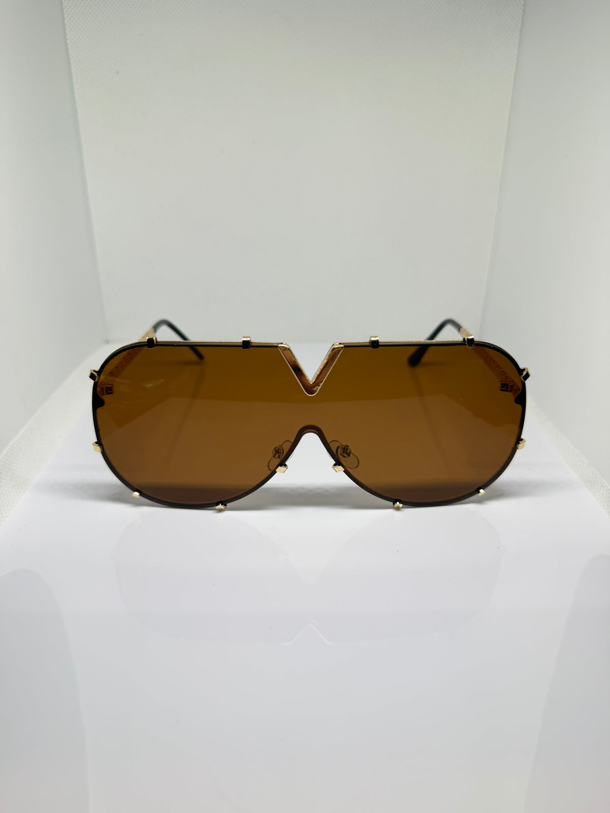 Sienna brown oversized sunglasses with gold V-detail by Froste