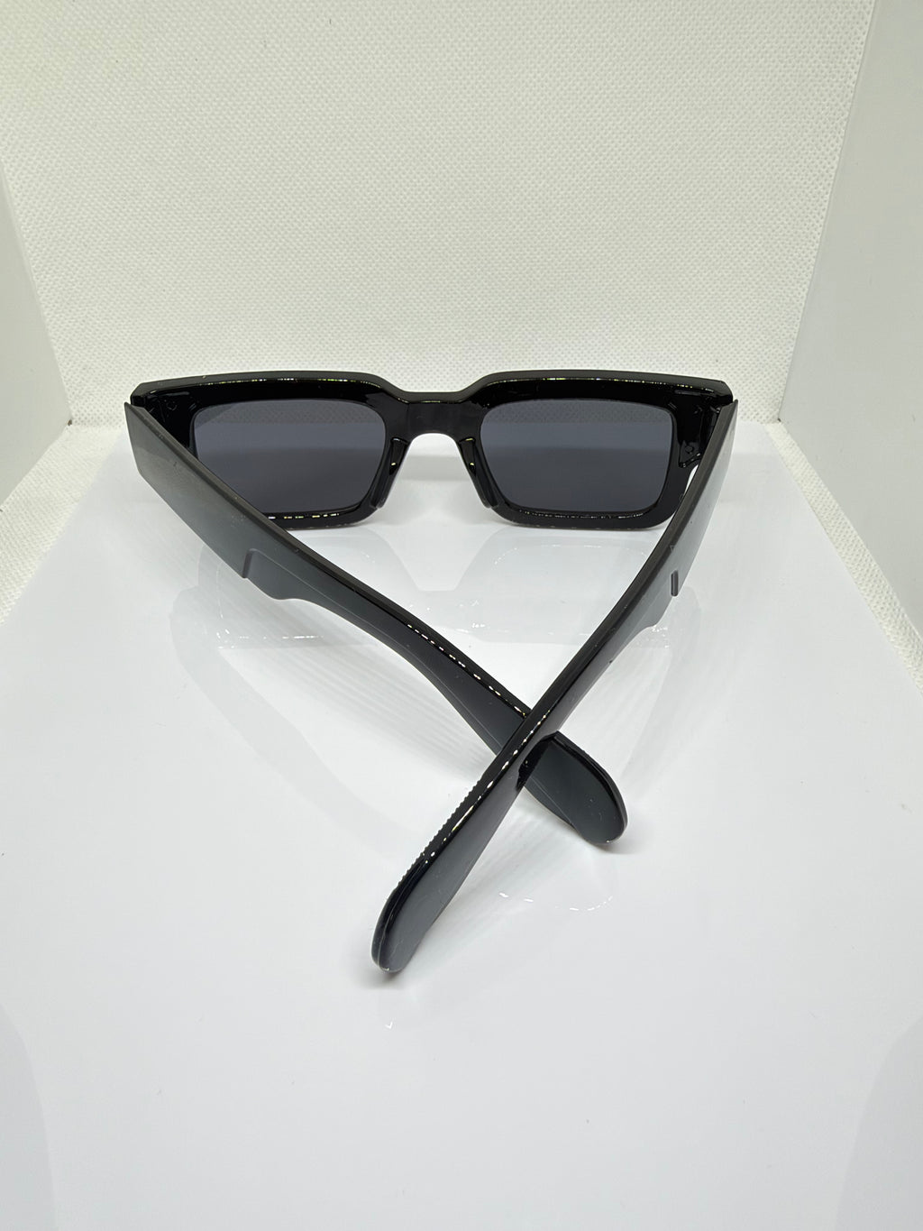Froste Obsidian gloss black rectangular sunglasses for a statement look