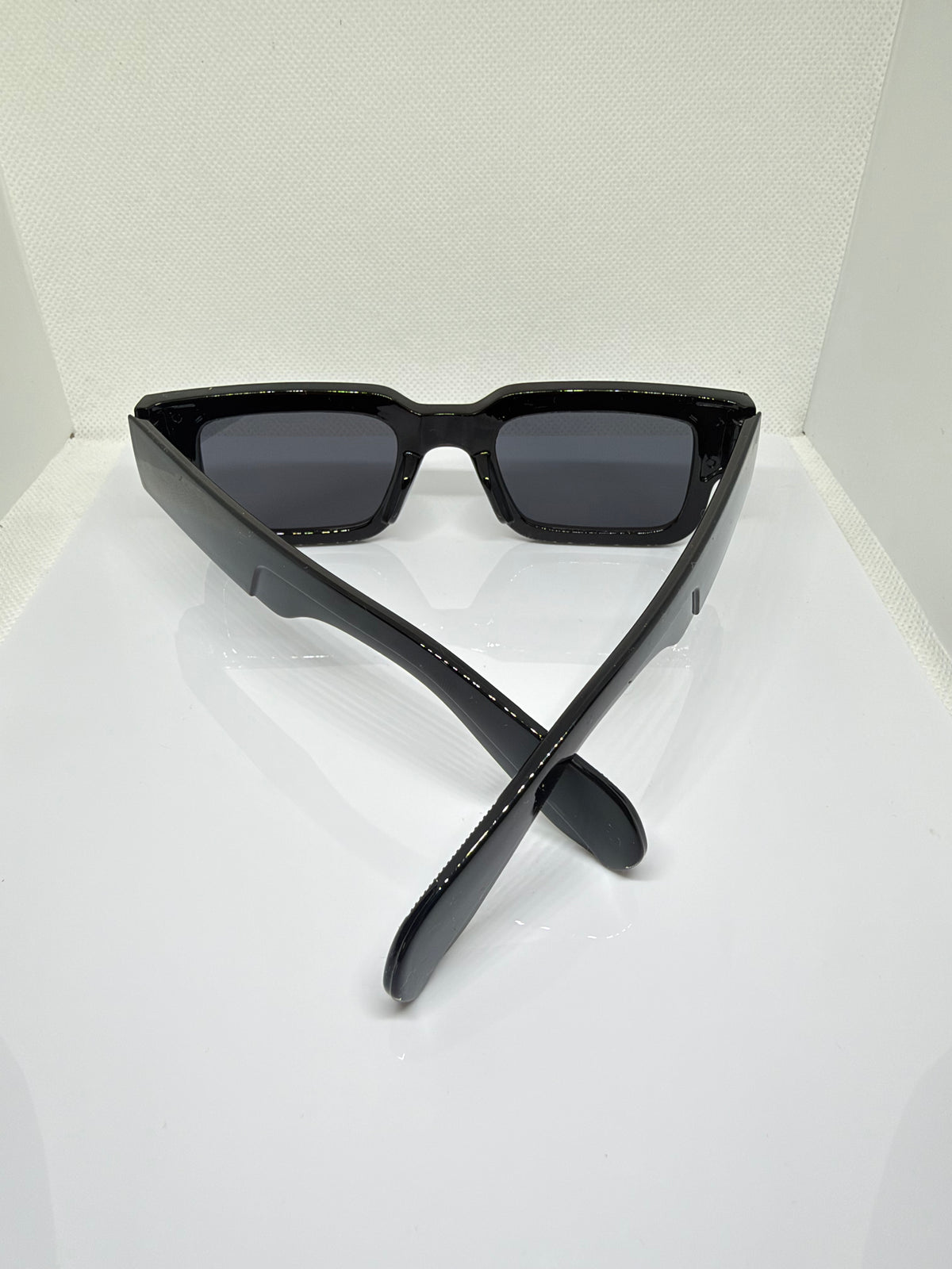 Froste Obsidian gloss black rectangular sunglasses for a statement look