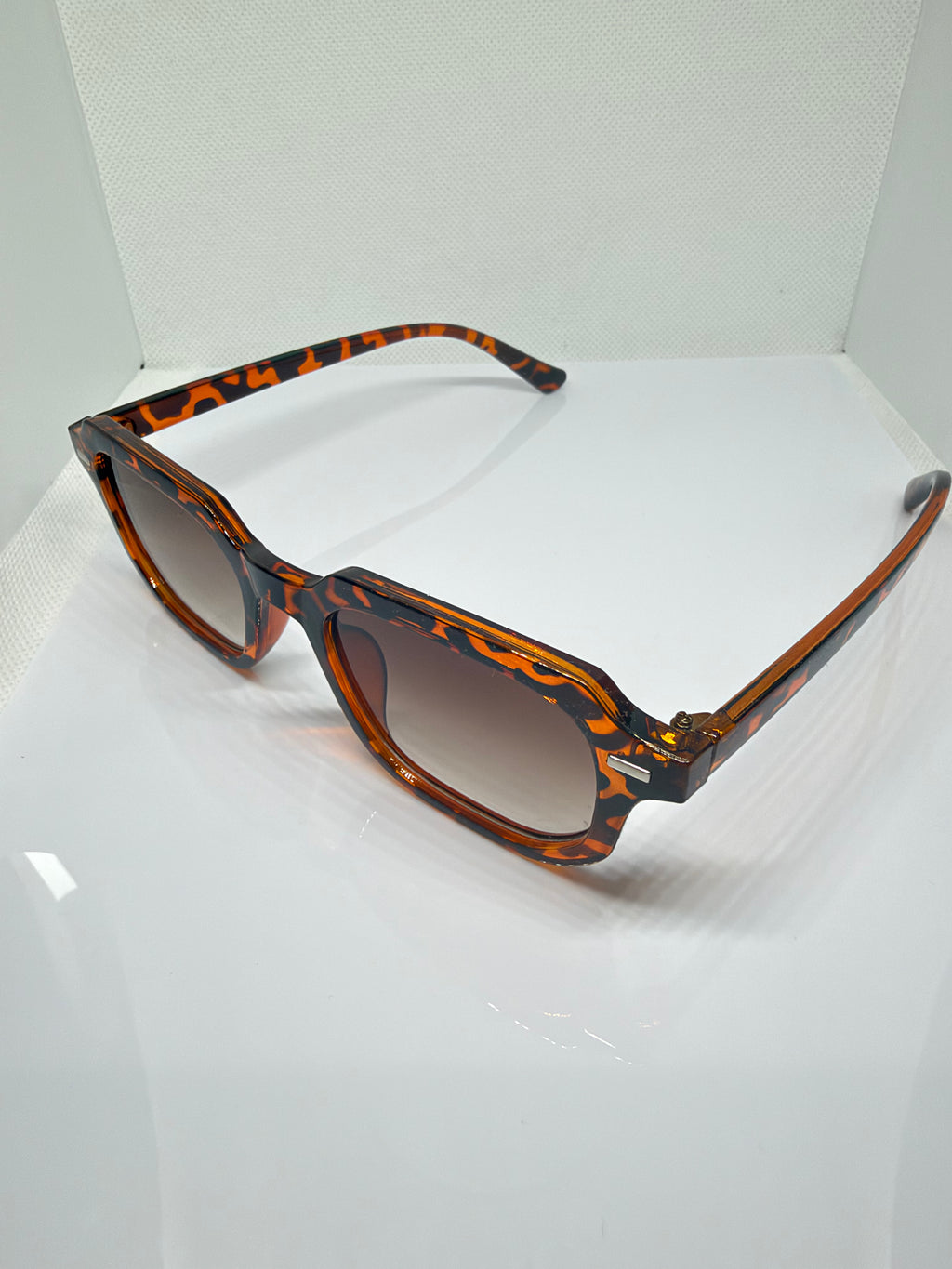 Capri sunglasses with a tortoiseshell frame and warm brown gradient lenses