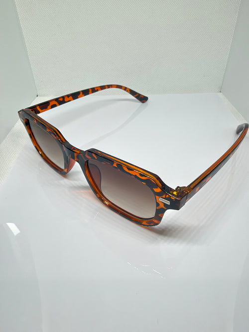 Capri sunglasses with a tortoiseshell frame and warm brown gradient lenses