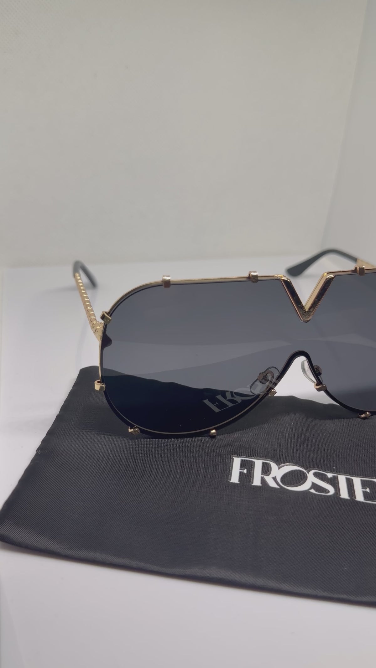 Valencia – Black & Gold V-Detail Aviator Sunglasses